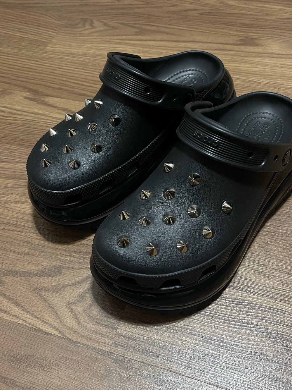 Crocs Mega Crush Clogs Womens Sz 8 Black spiked Slip On Chunky Platform Sandals